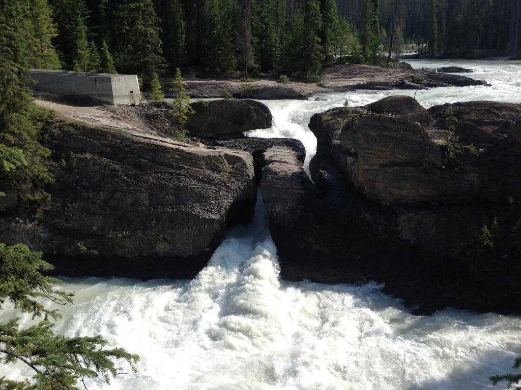 Canadian Rockies Inn - Adults Only Field Esterno foto