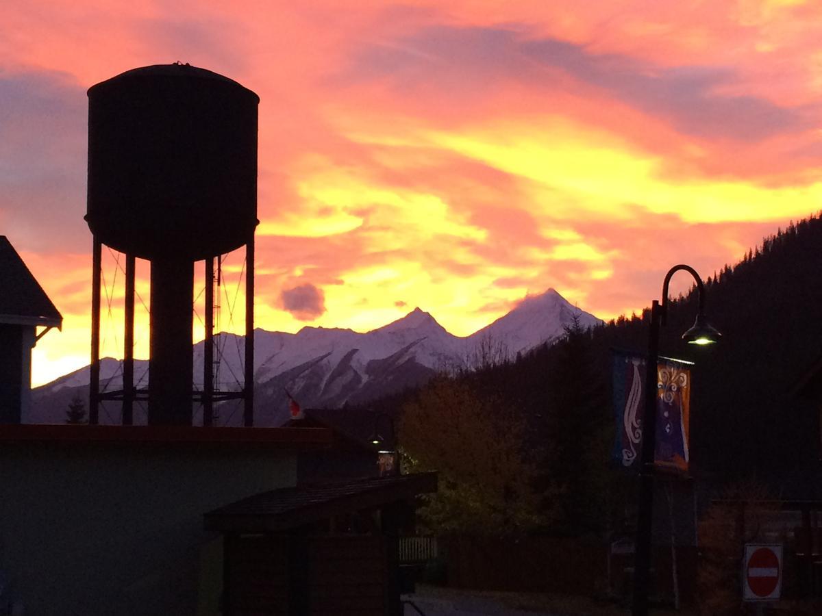 Canadian Rockies Inn - Adults Only Field Esterno foto